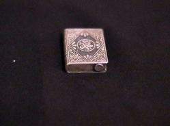 Gümüş,  tuğralı, sürgülü kapaklı, kabartma, el kakması Kuran kabı cevşen kolye ucu. 2,5x3,3cm.