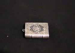 Gümüş,  tuğralı, sürgülü kapaklı, kabartma, el kakması Kuran kabı cevşen kolye ucu. 2,5x3,3cm.