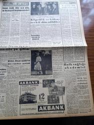 Dünya Gazetesi - 4 Ekim 1960 - Basın Ve 27 Mayıs Rejimi Yazan Falih Rıfkı Atay Köşe Yazısı - Fuat Köprülü Ve Fahrettin Kerim Gökay Tevkif Edildi - Fahrettin Kerim Gökay Ve Fuat Köprülü Yüce Divanın Adaletinden Eminiz Dediler - Alaattin Eriş Oktay Engin Konsolos Mehmet Ali Balin Kavas Hasan Uçar Da 6 7 Eylül Sanığı Olarak Dün Tevkif Edildi - Adalet Divanı Üyeleri Yassıada'ya Gittiler - Halk Sağlığı Akademisi Kuruluyor - Milli Birlik Komitesi Divan Üyelerini Dün Resmen Açıkladı - 1900 Otomobil Satışı 17 Ekim'de Başlıyor - İhtiras Yolu Yazan Mutthew Peters Yazı Dizisi - Cavit Gürocak Tekel Bakanlığı Müsteşarı Oldu - Karanlıklar İçinde Yazan Brette Holiday Yazı Dizisi - Roy Rogers Çizgi Roman - Lindi Çizgi Roman - Yargıç Parker Çizgi Roman - Küçük Sam Demir Perde Gerisinde Çizen Rideo - Galatasaray 1 Bahia 1 - Milli Ligde Bu Hafta 12 Karşılaşma Var - Dünya Gazetesine Göre Futbolda Haftanın Karması - İzmirspor Antrenör Çaykovski'ye Talip - Türkiye Yüzme Birinciliğine 101 Sporcu Katılacak