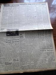 Dünya Gazetesi - 11 Ekim 1960 - Silahlandırmaya İstenen Cezalar - Düşüklerin Avukatları Vekaletnamelerini Verdi - Kemal Aygün'ün Yolsuzluk Davasına Bakıldı - Gülme Komşuna Hikâyesi -  Şemi Ergin Hatıra Defterinde Celal Bayar İçin Tarihe Kirli Ve Kötü Bir Adam Olarak Geçeceksin Yazmış  -  Adnan Menderes İle Bir Teğmen Arasında Geçen Konuşma - Devleti Bilmemek Yazan Bedii Faik - Ezan Türkçe Okunmalı Mı - Türkiye'yi İkinci Dünya Harbine Kim Sokmadı Yazan Yekta Ragıp Önen - İhtiras Yolu Yazan Mutthew Peters Yazı Dizisi - Ege Üniversitesi Derse Başladı - Soprano Callas ile Ünlü Armatör Onassis Evlenmeyecek - Karanlıklar İçinde Yazan Brette Holiday Yazı Dizisi - Sandra Çizgi Roman - Roy Rogers Çizgi Roman - Yargıç Parker Çizgi Roman - Lindi Çizgi Roman - Dr. Çat Çizen Bozz - Futbol Federasyonu Başkanı Kurmay Albay Muhterem Özyurt Bugün Arkadaşlarını Açıklayacak - Fenerbahçe Kulübü Umumi Katibi Faruk Ilgaz Dün Bir Basın Toplantısı Yaptı - Bu Haftaki Milli Lig Maçları