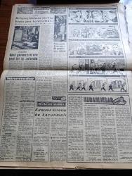 Dünya Gazetesi - 11 Ekim 1960 - Silahlandırmaya İstenen Cezalar - Düşüklerin Avukatları Vekaletnamelerini Verdi - Kemal Aygün'ün Yolsuzluk Davasına Bakıldı - Gülme Komşuna Hikâyesi -  Şemi Ergin Hatıra Defterinde Celal Bayar İçin Tarihe Kirli Ve Kötü Bir Adam Olarak Geçeceksin Yazmış  -  Adnan Menderes İle Bir Teğmen Arasında Geçen Konuşma - Devleti Bilmemek Yazan Bedii Faik - Ezan Türkçe Okunmalı Mı - Türkiye'yi İkinci Dünya Harbine Kim Sokmadı Yazan Yekta Ragıp Önen - İhtiras Yolu Yazan Mutthew Peters Yazı Dizisi - Ege Üniversitesi Derse Başladı - Soprano Callas ile Ünlü Armatör Onassis Evlenmeyecek - Karanlıklar İçinde Yazan Brette Holiday Yazı Dizisi - Sandra Çizgi Roman - Roy Rogers Çizgi Roman - Yargıç Parker Çizgi Roman - Lindi Çizgi Roman - Dr. Çat Çizen Bozz - Futbol Federasyonu Başkanı Kurmay Albay Muhterem Özyurt Bugün Arkadaşlarını Açıklayacak - Fenerbahçe Kulübü Umumi Katibi Faruk Ilgaz Dün Bir Basın Toplantısı Yaptı - Bu Haftaki Milli Lig Maçları