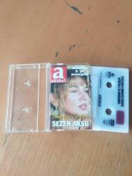 SEZEN AKSU * CUMARTESİ TÜRKÜSÜ * KASET ALBÜM * KIRMIZI BANDROLLÜ * AKTÜEL'in 5. YIL ARMAĞANIDIR