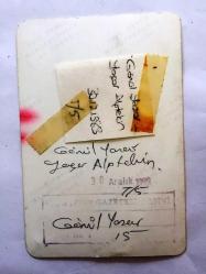 GÖNÜL YAZAR'IN ORİJİNAL FOTOĞRAFI - 12,5 x 9 cm EBADINDA - GÖNÜL YAZAR ve YAŞAR ALPTEKİN EV BİRBİRLERİNE SARILIP GÜLÜMSERKEN, 30.12.1983