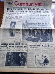 Cumhuriyet Gazetesi - 15 Ekim 1960 - Türk Tarihinin En Büyük Davası Dün 9,30 da Başladı Ve 18'e  Kadar Sürdü - Yassıada Duruşmaları - Adnan Menderes Sendeleyerek Yürüyor - Yassıada İntibaları Ne Yaptılar Yazan Cevat Fehmi Başkut - Yassıada İntibaları Nasıldılar Yazan Yaşar Kemal - Celal Bayar'ık Gözlerinde Kin Doluydu - Öğleden Sonra Köpek Davası Başladı Netice Bugüne Kaldı - Yassıada Duruşmasından Fotoğraflar - Sabah Şarkısı Yazan Taylor Caldull Yazı Dizisi - Bay Oscar Karikatür - Profesör Nümbüs'ün Maceraları Çizgi Roman - Soyvetler Birliği Başbakanı Hrutçef Amerika'dan İyi Bir Ruh Haleti İçinde Ayrıldım Dedi - Devlet Tiyatroları Genel Müdürü Cüneyt Gökçer Beraat Etti - Burhan Felek Köşe Yazısı - Hürriyet Partisinin Tekrar Kurulmasına Müsaade Edilmiyor - Resimli Roman Başkasının Günahı Çizen Yves Sayol - İstanbul Bölge Müdürü S. Selahattin Cihanoğlu 10 Yılın Raporunu Verdi - Fenerbahçe Karşıyaka Maçı - Fenerbahçe Atletizm Takımının Kıymetli Elemanı Günay Tomakan Evlendi - Galatasaray