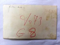 FİLİZ AKIN'IN ORİJİNAL FOTOĞRAFI - 12 x 9 cm EBADINDA, SİYAH & BEYAZ - FİLİZ AKIN MİKROFONLA RÖPORTAJ VERİRKEN