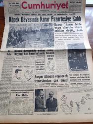 Cumhuriyet Gazetesi - 21 Ekim 1960 - Nadir Nadi Köşe Yazısı - Dünkü Duruşma Sadece Bir Saat Sürdü Ve Müdafaalar Yapıldı Köpek Davasında Karar Pazartesiye Kaldı -  Celal Bayar Karar Lehte Veya Aleyhte Olsun Mühim Değil Dedi - Dünkü Duruşmada Yalnız Celal Bayar'ın Kızı Nilüfer Gürsoy Hazır Bulundu - Yassıada İntibaları Yazan Cevat Fehmi Başkut - Dışişleri Bakanı Selim Sarper Atina'da Yapılacak Temaslardan Çok Ümitli - Sabah Şarkısı Yazan Taylor Caldwell Yazı Dizisi - Şişli Camiini Yaşatma Derneğinin Yaptıracağı Dükkanlar - Fransa'da Beşinci Cumhuriyet En Ciddi Krizi Geçiriyor - Burhan Felek Köşe Yazısı - Resimli Roman Başkasının Günahı Çizen Yves Sayol - Tiyatro Cephede Piknik Yazan Lütfi Ay - Fenerbahçe Kız Voleybol Takımı Şampiyon Kulüpler Turnuvasında - Can Bartu Ve Metin Oktay Aftan İstifade Ediyorlar - Fenerbahçe Ankaragücü Maçı - Arı Bisküvileri - Ford Motor Comet'i Takdim Eder - Radyolin Diş Macunu - Kodak - Hermes Precisa Yazı Makineleri -  Ali Ulvi'nin Fırçasıyla Oktay Engin