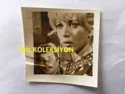 HÜLYA TUĞLU'NUN ORİJİNAL FOTOĞRAFI - 6 x 6 cm EBADINDA - SİYAH & BEYAZ - ORÇUN SONAT'LA BİR FİLM KARESİNDE