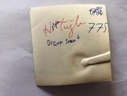 HÜLYA TUĞLU'NUN ORİJİNAL FOTOĞRAFI - 6 x 6 cm EBADINDA - SİYAH & BEYAZ - ORÇUN SONAT'LA BİR FİLM KARESİNDE