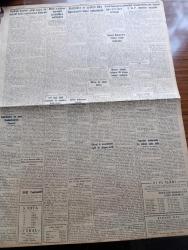 Cumhuriyet Gazetesi - 29 Aralık 1960 - Nezaret Altında Bulunan 65 Kişinin İsimleri Açıklandı - Mühim Bir Edebi Hadise Ölümünden 4 Yıl Sonra Reşat Nuri Güntekin'in Bir Romanı Bulundu - İstanbul Temsilciliklerinin Hepsini CHP Adayları Kazandı - Profesör Tarık Zafer Tunaya - Devlet Ve Hükümet Başkanı Cemal Gürsel İç Olaylarla İlgili Bir Demeç Verdi - Uşak Hadiseleri Sanıkları İçin 20 Yıla Kadar Hapis İsteniyor - Topkapı Olayları Günü Teybe Alınan Bir Telsiz Muhaberesi Dinletildi - 60 Sabıkın Gayrımeşru Serveti 12 Milyon Lira - 147'lerle İlgili Kanunun 5. Maddesi Kaldırılıyor - Atatürk'e El Uzatan Köy Öğretmeni Nasıl Yakalandı - 10. Köy Yazan Fakir Baykurt Yazı Dizisi - Amerika'nın En Genç Cumhurbaşkanı Kennedy Hayatı Macera Ve Mücadeleleri Yazan James MacGregor Yazı Dizisi - Burhan Felek Köşe Yazısı - Belçika'da Devam Eden Grevler Siyasi Ve İhtilalci Mahiyette Görülüyor - Af Kanunundan Bu Yana İstanbul'da 172 Hırsızlık Vakası Tesbit Edildi -  Galatasaray Lisesi Orta Grup Şampiyonu Oldu
