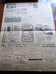 Cumhuriyet Gazetesi - 29 Aralık 1960 - Nezaret Altında Bulunan 65 Kişinin İsimleri Açıklandı - Mühim Bir Edebi Hadise Ölümünden 4 Yıl Sonra Reşat Nuri Güntekin'in Bir Romanı Bulundu - İstanbul Temsilciliklerinin Hepsini CHP Adayları Kazandı - Profesör Tarık Zafer Tunaya - Devlet Ve Hükümet Başkanı Cemal Gürsel İç Olaylarla İlgili Bir Demeç Verdi - Uşak Hadiseleri Sanıkları İçin 20 Yıla Kadar Hapis İsteniyor - Topkapı Olayları Günü Teybe Alınan Bir Telsiz Muhaberesi Dinletildi - 60 Sabıkın Gayrımeşru Serveti 12 Milyon Lira - 147'lerle İlgili Kanunun 5. Maddesi Kaldırılıyor - Atatürk'e El Uzatan Köy Öğretmeni Nasıl Yakalandı - 10. Köy Yazan Fakir Baykurt Yazı Dizisi - Amerika'nın En Genç Cumhurbaşkanı Kennedy Hayatı Macera Ve Mücadeleleri Yazan James MacGregor Yazı Dizisi - Burhan Felek Köşe Yazısı - Belçika'da Devam Eden Grevler Siyasi Ve İhtilalci Mahiyette Görülüyor - Af Kanunundan Bu Yana İstanbul'da 172 Hırsızlık Vakası Tesbit Edildi -  Galatasaray Lisesi Orta Grup Şampiyonu Oldu