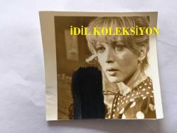 HÜLYA TUĞLU'NUN ORİJİNAL FOTOĞRAFI - 6 x 6 cm EBADINDA - SİYAH & BEYAZ