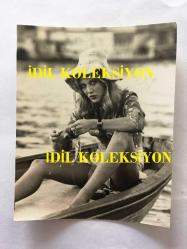 HÜLYA TUĞLU'NUN ORİJİNAL FOTOĞRAFI - 9,5 x 7,5 cm EBADINDA - SİYAH & BEYAZ - HÜLYA TUĞLU TEKNEDE BALIK TUTARKEN