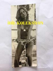 HÜLYA TUĞLU'NUN ORİJİNAL FOTOĞRAFI - 11 x 4,5 cm EBADINDA - SİYAH & BEYAZ - HÜLYA TUĞLU BİSİKLET SÜRERKEN