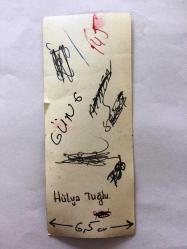 HÜLYA TUĞLU'NUN ORİJİNAL FOTOĞRAFI - 11 x 4,5 cm EBADINDA - SİYAH & BEYAZ - HÜLYA TUĞLU BİSİKLET SÜRERKEN