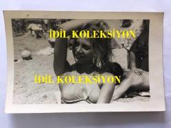 HÜLYA TUĞLU'NUN ORİJİNAL FOTOĞRAFI - 14 x 9 cm EBADINDA - SİYAH & BEYAZ - HÜLYA TUĞLU PLAJDA MAYOSUYLA GÜNEŞLENİRKEN