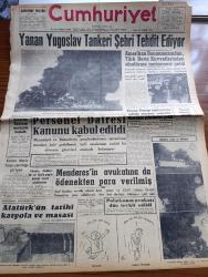 Cumhuriyet Gazetesi - 16 Aralık 1960 - Yanan Yugoslav Tankeri Peter Zoranoviç İstanbul'u Tehdit Ediyor - Amerikan Donanmasından Türk Hava Kuvvetlerinden Söndürme Malzemesi Geldi - Yanan Yunan Tankerinin Sahibi Meşhur Armatör Niarchos İstanbul'a Geldi - Personel Dairesi Kanunu Kabul Edildi - Erzurum Radyosu Neşriyata Başladı - Adnan Menderes'in Avukatına Da Örtülü Ödenek'ten Para Verilmiş - Hasan Polatkan'ın Avukatı Hüsamettin Cindoruk Dün Tevkif Edildi - Yakınları Düşükleri 50 Şer Kişilik Gruplar Halinde Ziyaret Edebilir - Tanker İnfilakının Resim Ve Hikayesi - 10. Köy Yazan Fakir Baykurt Yazı Dizisi - Atatürk'ün Tarihi Karyola Ve Masası Röportajı Yapan Sait Arif Terzioğlu - Sömürgecilik Konusu Bir Neticeye Bağlandı - Amerika Aya Yine Ulaşamadı - Burhan Felek Köşe Yazısı - Resimli Roman Başkasının Günahı Çizen Yves Sayol - Elektronik Telefonlar Suni Peykler Gibi Ses Verecek - Metin Oktay'ın Durumu Yarın Belli Olacak - Futbolcuların Lideri Jimmy Hill - Denizgücü Boks Birincisi Oldu