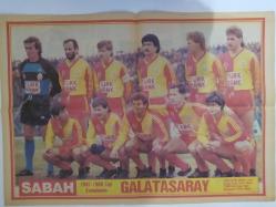 1987-1988 Sabah Gazetesi Lig Şampiyonu Galatasaray Futbol Takımı Kadrosu Posteri - Şampiyonun kral ve kralları  -Tanju Çolak demek ''gol'' demek! - Şampiyondan dip notlar - Simoviç: ''En büyük heyecanı Fenerbahçe ile yaptığımız maçlarda yaşarım'' - Erhan Uğur - Cevat Prekazi Gazete tam değildir sadece 2 sayfası mevcuttur - çift yaprak arkalı önlüdür