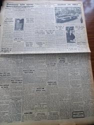 Cumhuriyet Gazetesi - 22 Mayıs 1954 - Oramiral Fechteler'in Dünkü Basın Toplantısı - Pakistan Hadiseleri Yeni Bir Safhaya Girdi - İtfaiye Mensuplarının Üniformaları Değişti - 5. Kore Tugayı - Ethem Yetkiner Emniyet Genel Müdürü Oldu -  Dünya Güreş Şampiyonası Bugün Başlıyor - Haydarpaşa Limanı 2 Senede Bitirilecek - Çocuk Kraliçe Fatma Dural İle Çocuk Kral Vedat İrdelp Dün Matbaamızı Ziyaret Etti - Sultanahmed Camiinde Törenler Ve Vakalar Yazan Haluk Y. Şehsuvaroğlu - Madrid'e Göre Churchill Verdiği Sözü Tutmuyor - Burhan Felek Köşe Yazısı - Güneş Tutulması Fotoğrafla Tesbit Edilecek - Adalet Beykozla Galatasaray Da İstanbul'sporla Karşılaşacak - Dünya Kupası İçin Takımların Hazırlık Maçları - Hacettepe Kulübü Profesyonel Oluyor - Büyük Adli Hatalar Çeviren Mazhar Kunt Yazı Dizisi - Tarihte Çapkın Kadınlar 2 Lola Montes Derleyen Hamdi Varoğlu Yazı Dizisi - Günün Resimleri - Sarayların Aşk İlahesi Desiree Yazan Anne Marie Selinko Yazı Dizisi - Paris'te Türk Sanatkarları