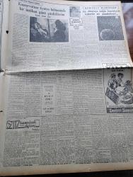 Cumhuriyet Gazetesi - 19 Mayıs 1954 - Onun İzinden Giderek Yazan Nadir Nadi Köşe Yazısı - 19 Mayıs Spor Ve Gençlik Bayramı - Adnan Menderes Kabinesinin Yeni Üyeleri - Çocuk Kral Ve Kraliçe Dün Akşam Seçildi - Kral Seçilen Vedat İrdelp - Kraliçe Seçilen Fatma Dural - Libyalılar Türkiye'yi İkinci Vatan Sayıyorlar - Fransa'da De Gaulle Yeniden Sahneye Çıkıyor Yazan Aydemir Balkan - Rusların Amerikalılara İade Ettikleri Gemiler Yazan Samih Sami - Müslüman Dünyasının Münevverleri Ve Atatürk Yazan Va Nü - Sigara Kalp Hastalıkları Da Yapıyor - Belediye Reisinin Odasında Çırılçıplak Soyunan Kadın - Burhan Felek Köşe Yazısı - Ses Sanatkarı Sabite Tur İle Gazino Arasında Çıkan İhtilaf- Bisikletle Dünya Turuna Çıkan Türk Genci Duygulu Antaç - Büyük Adli Hatalar Çeviren Mazhar Kunt Yazı Dizisi - Ay Dünyaya Radyo İşaretleriyle Haberler Mi Gönderiyor - Gripin - Profesör Nümbüs'ün Maceraları Çizgi Roman