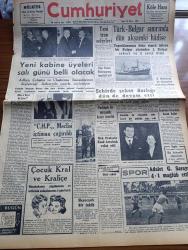 Cumhuriyet Gazetesi - 16 Mayıs 1954 - Yeni Kabine Üyeleri Salı Günü Belli Olacak - Adliye Çalışma Ve Ulaştırma Bakanlarının Değişeceği Ankara'da Israrla Söyleniyor - Devlet Kim Yazan Nadir Nadi Köşe Yazısı - Yeni Futbol Federasyonu Teşekkül Etti - Adalet Galatasaray'ı 4 1 Mağlup Etti - Türk Bulgar Sınırında Dün Akşamki Hadise - İstanbul'da Şeker Darlığı Dün De Devam Etti - Ordinaryüs Profesör Esad Arsebük Vefat Etti - İnce Memed Yazan Yaşar Kemal Yazı Dizisi - Fidanlık Yazan Hasan Ali Yücel Köşe Yazısı - İstanbul'a 100.000 Kişi Alacak Stadyum - Komünist Partilerinde Tasfiyeler Yapılıyor - Fenerbahçe Bugün Vefa İle Karşılaşıyor - Büyük Adli Hatalar Çeviren Mazhar Kunt Yazı Dizisi - Belgin Doruk Puro Tuvalet Sabunu Kullanıyorum Diyor - Sarayların Aşk İlahesi Desiree Yazan Anne Marie Selinko Yazı Dizisi - Gripin - Turyağ - Havilland Krem