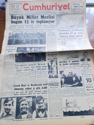 Cumhuriyet Gazetesi - 14 Mayıs 1954 - Meclisin Açılma Arifesinde Ankara'dan Notlar Doğan Nadi Bildiriyor - Büyük Millet Meclisi Bugün 15 te Toplanıyor - Cumhuriyet'in Atlantiğe Atılışından 23 Ay Sonra Bulunan İkinci Mesajı - Çocuk Kral Ve Kraliçe'nin Belli Olmasına Yalnız 4 Gün Kaldı - Denizcilik Bankası Ankara Büro Müdürü Raşid Karaca Tevkif Edildi - İnce Memed Yazan Yaşar Kemal Yazı Dizisi - Amerika'dan Getirilen Hindi Yavruları Yazan Süreyya Özek - Burhan Felek Köşe Yazısı - İran'ın Rusya'ya Notası - Ali Baba Ve 40 Haramiler Filme Alınıyor - Büyük Adli Hatalar Çeviren Mazhar Kunt Yazı Dizisi - Futbol Milli Takım Seçme Azası Niyazi Sel İstifasını Verdi - Harika İngiliz Atleti Bannister Kendi Rekorunu Kendim Kıracağım Dedi - Cumhuriyet Radyo Programları Eki - Meşhur Şarkıcı Rita Paul - Beyaz Sarayın Radyo Ve Televizyon Müşaviri Robert Montgomery - Kraliçe Elizabeth 173 günlük Seyahatini Bugün Tamamlıyor - Sarayların Aşk İlahesi Desiree Yazan Anne Marie Selinko Yazı Dizisi - Gripin