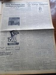 Cumhuriyet Gazetesi - 12 Mayıs 1954 - Bari Sen Yap Yazan Nadir Nadi Köşe Yazısı - Millet Meclisinin İlk İçtimai İçin Hazırlık - Halk Partisi Kurultayı Eylül İçinde Toplanacak - Çocuk Kral Ve Kraliçe Acaba Kimler Olacak - Sait Faik Abasıyanık Evvelki Gece Vefat Etti - Hindiçini'de Komünist Taarruzu Bekleniyor - Boğazda Asma Köprü - Demirperde Gerisinde Kızılların Korkusu - İnce Memed Yazan Yaşar Kemal Yazı Dizisi - Sovyet Rusya'da Çok Mühim Bir Röportaj Yazan Marshall Mac Duffie Yazı Dizisi - Macaristan'da Komünist Lider Rakosi'nin Portreleri Bütün Resmi Binalardan Kaldırıldı - Suriye'de Edip Çiçekli Devri Gazeteleri Tasfiye Ediliyor - Amerika'da McCarthy Aleyhinde Kampanya - Said Faik Abasıyanık'ın Bir Hikayesi Sivri Ada Geceleri - Büyük Adli Hatalar Çeviren Mazhar Kunt Yazı Dizisi - Tarihte Çapkın Kadınlar 1 Çariçe Katerina Derleyen Hamdi Varoğlu Yazı Dizisi - Sarayların Aşk İlahesi Desiree Yazan Anne Marie Selinko Yazı Dizisi - 1953 1954 Yunus Nadi Mükafatı En Güzel Hikaye