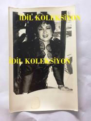 BAYAN KAHKAHA LAKAPLI SES SANATÇISI GÜZİDE KASACI'NIN ORİJİNAL FOTOĞRAFI - 13,5 x 9 cm EBADINDA, SİYAH & BEYAZ