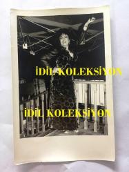 BAYAN KAHKAHA LAKAPLI SES SANATÇISI GÜZİDE KASACI'NIN ORİJİNAL FOTOĞRAFI - 13,5 x 9 cm EBADINDA, SİYAH & BEYAZ