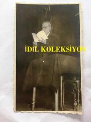 Erzincan Doğumlu Osmanlı Ermenisi ve Türk Ermeni Yazar Hagop Mıntzuri'nin (Hagop Demirciyan) Orijinal Fotoğrafı - 13 x 8 cm Ebadında, Siyah & Beyaz -  Hagop Mıntzuri' Kürsüde Konuşma Yaparken Çekilmiş Bir Fotoğraf