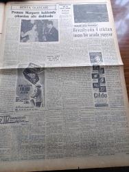 Cumhuriyet Gazetesi - 5 Mayıs 1954 - İki Tebliğ Yazan Nadir Nadi Köşe Yazısı - CHP Dün Teşkilatına Bir Tamim Yayınladı - Belgrad Avrupa Müdafaa Camiasına Katılmak İstiyor - Seçimin Heyecanlı Havası Zail Oluyor - Amerikan İntibaları 7 İstanbul Boğazına Köprü Mü Tünel Mi Yapacaksınız Yazan Ömer Sami Coşar Yazı Dizisi - Cumhurbaşkanı Celal Bayar'a Hakaret Eden Mehmed Özdemir Evliyazadenin Duruşması - Topkapı Sarayında Lale Bahçesi İhya Edildi - İnce Memed Yazan Yaşar Kemal Yazı Dizisi - Amerika ile İsrail Arasında Gerginlik - Frengiye Karşı Aşı Aranıyor - Burhan Felek Köşe Yazısı - Galatasaray Kampa Çekildi - Dünya Kupasına İştirak Futbolcuları - Büyük Adli Hatalar Çeviren Mazhar Kunt Yazı Dizisi - Paris Enternasyonal Tenis Turnuvası - Prenses Margaret Hakkında Çıkarılan Altı Dedikodu - Sarayların Aşk İlahesi Desiree Yazan Anne Marie Selinko Yazı Dizisi - Gripin - Doğubank - Hakiki Frigidaire Buzdolabı - Mobilgas - Odeon Mağazaları - Krem Pertev - Kıbrıs Karması İsrail'e Gitti