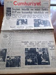 Cumhuriyet Gazetesi - 3 Mayıs 1954 - Üçüncü Baskı - Seçimi Büyük Ve Ezici Farkla Demokrat Parti'nin Kazandığı Tahakkuk Etti - Saati Saatine Yurdda Neticelerin Alınışı - Seçim Gününde Çıkan Kavgalar Ve Hadiseler - Cumhuriyetçi Millet Partisi Başbakanı Ahmet Tahtakılıç'ın Beyanatı - İstanbul'da Saat 3 te Tasnif Neticesi 289953 Demokrat Parti 116720 CHP 325 Cumhuriyetçi Millet Partisi - İnce Memed Yazan Yaşar Kemal Yazı Dizisi - Turnalar Ve Uçaklar Yazan Bedri Rahmi Eyüboğlu Köşe Yazısı - Batıya İltica Eden 3 Sovyet Diplomatı - Demirbank - Tenisçi Suzan Gürel'in Mısır'da İlk Galibiyeti - Türkiye Basketbol Serbest Atış Birinciliği - Alex Jany Tekrar Yüzmeye Başlıyor - Büyük Adli Hatalar Çeviren Mazhar Kunt Yazı Dizisi - İstanbul Ankara Radyosu Programı - 1953 1954 Yunus Nadi Mükafatı En Güzel Hikaye Hayal Mi Yazan M. Nihal Özek - Sarayların Aşk İlahesi Desiree Yazan Anne Marie Selinko Yazı Dizisi - Necipbey Briyantini - Arı Bisküvileri - 1950 Yılında Seçim Neticeleri Nasıldı - Turyağ