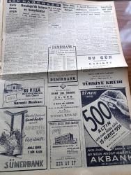 Cumhuriyet Gazetesi - 3 Mayıs 1954 - Üçüncü Baskı - Seçimi Büyük Ve Ezici Farkla Demokrat Parti'nin Kazandığı Tahakkuk Etti - Saati Saatine Yurdda Neticelerin Alınışı - Seçim Gününde Çıkan Kavgalar Ve Hadiseler - Cumhuriyetçi Millet Partisi Başbakanı Ahmet Tahtakılıç'ın Beyanatı - İstanbul'da Saat 3 te Tasnif Neticesi 289953 Demokrat Parti 116720 CHP 325 Cumhuriyetçi Millet Partisi - İnce Memed Yazan Yaşar Kemal Yazı Dizisi - Turnalar Ve Uçaklar Yazan Bedri Rahmi Eyüboğlu Köşe Yazısı - Batıya İltica Eden 3 Sovyet Diplomatı - Demirbank - Tenisçi Suzan Gürel'in Mısır'da İlk Galibiyeti - Türkiye Basketbol Serbest Atış Birinciliği - Alex Jany Tekrar Yüzmeye Başlıyor - Büyük Adli Hatalar Çeviren Mazhar Kunt Yazı Dizisi - İstanbul Ankara Radyosu Programı - 1953 1954 Yunus Nadi Mükafatı En Güzel Hikaye Hayal Mi Yazan M. Nihal Özek - Sarayların Aşk İlahesi Desiree Yazan Anne Marie Selinko Yazı Dizisi - Necipbey Briyantini - Arı Bisküvileri - 1950 Yılında Seçim Neticeleri Nasıldı - Turyağ