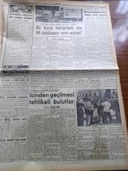Cumhuriyet Pazar Gazetesi - 2 Mayıs 1954 - Yedi Dakika Yazan Doğan Nadi Köşe Yazısı - Haftanın Ansiklopedisi Bahar Bayramı - Küçük Kral Karikatür - İstanbul Fethinin 501. Yıldönümünde Büyük Bir Otomobil Yarışı Yapılacak Yazan Metin Ergin - Haftanın Şakaları Aşk Mektubu Yazan Burhan Felek - Dansöz Nana Kendi Hesabına Bir Film Çeviriyor Çılgın Bakire - Yirmialtı Yılın Yirmialtı Oscar'ı - Bu Dünyadan Ebediyete Filminde Audrey Hepburn - Susan Hayward'ı Kocası Gölde Boğmaya Kalkmış - Ünlüleri Gözlerinden Ve Ağızlarından Tanıyabilir Misiniz - Yılın En Başarılı Filmi Çekiliyor - Ev Kadın Moda - Yeşil Duvar Hareketi Nedir - Dünya Planörcülük Müsabakası - Londra Mektubu Yazan Feyyaz Tokar - İleride Kendisinden Bahsettirecek Çocuk Birol Meto - İster İnan İster İnanma Köşesi - İlk Kovboylar Mısırlılardı - Planlı Şehir Kurmanın Da Mektebi Var - Tepkili Uçaklarla Türbin Pervaneli Uçağın Farkları - Gene Tierney Ali Hanın Yüzüğünü Sol Eline Geçirdi - Bir Hayat Kurtarmak İçin 90 Dakikanı Verir Misin