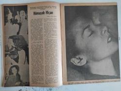 Çiçek Haftalık Aktüalite Sinema Tiyatro Müzik ve Magazin Dergisi - 10 Nisan 1952 - Sayı:4 - Linda Darnell - Joe F. Brown - Dalyan Boylu Kadın - Refik Halid Karay - Görüşler - Bana Kalırsa... - Erkeklerin iç yüzü - Osman Nihad - İdeal Vücut - Destine Emre - Arap İhtilalcileri arasında İngiliz Kemal - Kadınlık gururu - Hümaşah Hiçan - Orhan Özkey - Hayatımı kurtaran kobra - Mark Bryant - Hitler Tımarhanede - Necdet Rüştü Efe - Kimi sevdiğini söyle, sana seni anlatayım - Orhan Elmas - Haftanın en güzel filmleri - Saraylara ait müthiş ifşaat - Haluk Cemal Beydreşman - Müzeyyen Senar - Sadettin Işık - Lale Ali - Cahit Irgat - Orhan Elmas - Yakın şarkta beyaz kadın ticareti - Sahne ve perdemizin mesut çifti - Perihan ve Suavi Tedü - Kamara penceresinde ölüm - Baynard Kendrick - June Haver - Kadınlık Gururu - Bulmaca - Hitler tımarhanede - Aşk ve memleket romanı - Dağbaşı - Ali Kemal Meram - Dünyadaki garip hadiseler - Okuyucularla başbaşa - Aşk ve izdivaç - Muzaffer Tema -Tam Takım Dergi