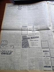Cumhuriyet Gazetesi - 2 Şubat 1957 - Muhalefetin İşbirliği Mevzuu Tazeleniyor - Dokunulmazlıklarının Kaldırılması Taleb Edilen Milletvekilleri - Bütün Dünyayı İlgilendiren Aşk Macerası -  Adnan Menderes Dün Gece Libya'dan Döndü - İşçi Evleri Ve Resmi Arabalar İçin Sorular - İhtiyarlık Ölüm Sigortaları Tasarısı Mecliste Görüşüldü - 127.000  Kişiye 125.000 Ton Kömür Dağıtıldı - Suudi Arabistan Kralı Suud Amerika'da 60 Cadillac Ismarladı -  Belediye Zabıtası Dün Çalışmaya Başladı - İdam Sehpasında Can Veren Devletliler Derleyen Cemaleddin Saraçoğlu Yazı Dizisi - Despot Yazan Reşat Enis Yazı Dizisi - İkinci Bayezidin Çocukları Yazan Haluk Y. Şehsuvaroğlu - Tito'nun Amerika Seyahati Geri Kaldı - Kıbrıs'ta Tedhişçiler Bir Türkü Yaraladılar - Soprano Leyla Gencer Brezilyaya Davet Edildi - Londra'da Bulunan Kıymetli Türk Yazma Eserleri - Kadın Moda Köşesi - 1956 1957 Yunus Nadi Mükafatı Şiir Müsabakası - Resimli Romanımız Zırhlı Haydud Çeviren Mazhar Kunt Yazı Dizisi - Futbol Hakem Mektebi