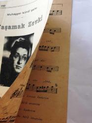 Zeki Müren'in Yaşamak Zevki Şarkısının Notaları - Muhayyer Kürdi Şarkı - İskender Kudmani Halefi Ferit Kudmani Yayımı (1460 No - 100 Kuruş) - 20,5 x 14 cm Ebadında - 4 Sayfa, Orijinal, Dönemine Ait