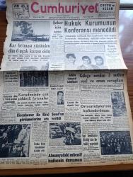 Cumhuriyet Gazetesi - 3 Şubat 1957 - Şeker İçin Soru Fethi Çelikbaş Meclise 11  Suallik Bir Önerge Verdi - Kar Fırtınası Yüzünden Dün 6 Uçak Kazası Oldu - Kıbrıs'ta Dün 5 Türk Polisi Yaralandı - Eisenhower İle Kral Suud'un Görüşmelerine Ara Verildi - Ürdün Kralı Komünizmi Takbih Etti -  Kasım Güleğe Sorulan 3 Mühim Sual Ve Onun Cevapları - Başbakan Adnan Menderes'in Libya Ziyaretine Dair Neşredilen Müşterek Tebliğ - Alaaddin Tiridoğlu Cumhuriyetçi Millet Partisi'ne Girdi - Despot Yazan Reşat Enis Yazı Dizisi - İdam Sehpasında Can Veren Devletliler Derleyen Cemaleddin Saraçoğlu Yazı Dizisi - Unkapanında 800 Dükkan İnşa Edilecek - Haftanın Şakaları Yazan Burhan Felek - Zihin Sporları - Resimli Romanımız Zırhlı Haydud Çeviren Mazhar Kunt Yazı Dizisi - Akademik Kariyer Meselesi - Batı Trakya'da Arapça Tedrisat Yapan Mektepler - İdam Mahkumu Chessman Tekrar Yüksek Mahkemeye Başvuracak - Beykoz Fenerbahçe'yi 1 0 Yendi - Necla İz Kordon Blö'de - Bugün Çetin Maç Beşiktaş Mı İstanbulspor Mu