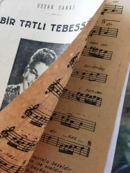 Zeki Müren'in Bir Tatlı Tebessüm Şarkısının Notaları - Uşşak Şarkı - İskender Kudmani Halefi Ferit Kudmani Yayımı (1466 No - 100 Kuruş) - 20,5 x 14 cm Ebadında - 4 Sayfa - Orijinal, Dönemine Ait