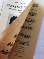 Zeki Müren'in ''Beklenen Şarkı'' Filminden Zehretme Hayatı Şarkısının Notaları - Acem Kürdi Şarkı - İskender Kutmani Yayımı (1396 No - 40 Kuruş) - 20,5 x 14 cm Ebadında - 4 Sayfa - Orijinal, Dönemine Ait