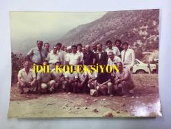 TURGUT ÖZAL'IN ORİJİNAL FOTOĞRAFI - Siyasi Tarih, 8. Cumhurbaşkanımız Turgut Özal, Başbakan Seçildiği 1983 seçim Çalışmaları, Anavatan Partisi, Türkiye Gezisi Albümünden Bir Kare - 18 x 13 cm EBADINDA