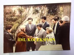 TURGUT ÖZAL'IN ORİJİNAL FOTOĞRAFI - Siyasi Tarih, 8. Cumhurbaşkanımız Turgut Özal, Başbakan Seçildiği 1983 seçim Çalışmaları, Anavatan Partisi, Türkiye Gezisi Albümünden Bir Kare - 18 x 13 cm EBADINDA - Semra Özal İle