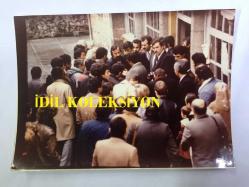 TURGUT ÖZAL'IN ORİJİNAL FOTOĞRAFI - Siyasi Tarih, 8. Cumhurbaşkanımız Turgut Özal, Başbakan Seçildiği 1983 seçim Çalışmaları, Anavatan Partisi, Türkiye Gezisi Albümünden Bir Kare - 18 x 13 cm EBADINDA - Turgut Özal Halkla Konuşurken