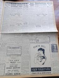 Cumhuriyet Gazetesi - 7 Şubat 1957 - Başbakan Adnan Menderes Atinayı İtham Etti - İzmir Vapurunda Bulunan Eşyalar Tahliye Ediliyor - Yunanistan Kıbrıs'a Silah Ve Adam Göndermek Suretiyle Adada Tedhişçilik Yarattı - İşletmeler Bakanı Samed Ağaoğlu'na Sorulan Sualler- Amerikan Başkanı Eisenhower  Milli Savunma Bakanı Wilson Ve Eşi İle Barıştı - Beşiktaş Rövanş Maçında Emniyeti 4 1 Yendi - Amerika İsrail Arasında Gerginlik - Üsküdar Faciasının Dünkü Duruşması - Zeki Müren Hakkında Mahkumiyet Kararı Kesinleşti - Despot Yazan Reşat Enis Yazı Dizisi - İdam Sehpasında Can Veren Devletliler Derleyen Cemaleddin Saraçoğlu Yazı Dizisi - İzmir Vapurunu Kazası Yazan Burhan Felek Köşe Yazısı - Filibede Polislerle Nümayişçiler Çarpıştı - Kadın Moda Köşesi - Resimli Romanımız Zırhlı Haydud Çeviren Mazhar Kunt Yazı Dizisi - Komili Çamaşır Toz Sabunu - Galatasaray Basketbol Takımı Prag'a Davet Edildi - Ligin En Çetin Müsabakası İstanbulspor Vefa Maçı Bugün - İlk Resmi Türk Organizatör İbrahim Çürüksulu