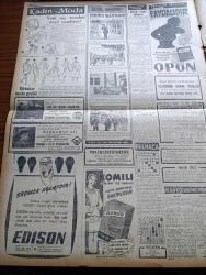Cumhuriyet Gazetesi - 7 Şubat 1957 - Başbakan Adnan Menderes Atinayı İtham Etti - İzmir Vapurunda Bulunan Eşyalar Tahliye Ediliyor - Yunanistan Kıbrıs'a Silah Ve Adam Göndermek Suretiyle Adada Tedhişçilik Yarattı - İşletmeler Bakanı Samed Ağaoğlu'na Sorulan Sualler- Amerikan Başkanı Eisenhower  Milli Savunma Bakanı Wilson Ve Eşi İle Barıştı - Beşiktaş Rövanş Maçında Emniyeti 4 1 Yendi - Amerika İsrail Arasında Gerginlik - Üsküdar Faciasının Dünkü Duruşması - Zeki Müren Hakkında Mahkumiyet Kararı Kesinleşti - Despot Yazan Reşat Enis Yazı Dizisi - İdam Sehpasında Can Veren Devletliler Derleyen Cemaleddin Saraçoğlu Yazı Dizisi - İzmir Vapurunu Kazası Yazan Burhan Felek Köşe Yazısı - Filibede Polislerle Nümayişçiler Çarpıştı - Kadın Moda Köşesi - Resimli Romanımız Zırhlı Haydud Çeviren Mazhar Kunt Yazı Dizisi - Komili Çamaşır Toz Sabunu - Galatasaray Basketbol Takımı Prag'a Davet Edildi - Ligin En Çetin Müsabakası İstanbulspor Vefa Maçı Bugün - İlk Resmi Türk Organizatör İbrahim Çürüksulu