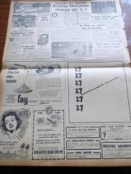 Cumhuriyet Gazetesi - 7 Şubat 1957 - Başbakan Adnan Menderes Atinayı İtham Etti - İzmir Vapurunda Bulunan Eşyalar Tahliye Ediliyor - Yunanistan Kıbrıs'a Silah Ve Adam Göndermek Suretiyle Adada Tedhişçilik Yarattı - İşletmeler Bakanı Samed Ağaoğlu'na Sorulan Sualler- Amerikan Başkanı Eisenhower  Milli Savunma Bakanı Wilson Ve Eşi İle Barıştı - Beşiktaş Rövanş Maçında Emniyeti 4 1 Yendi - Amerika İsrail Arasında Gerginlik - Üsküdar Faciasının Dünkü Duruşması - Zeki Müren Hakkında Mahkumiyet Kararı Kesinleşti - Despot Yazan Reşat Enis Yazı Dizisi - İdam Sehpasında Can Veren Devletliler Derleyen Cemaleddin Saraçoğlu Yazı Dizisi - İzmir Vapurunu Kazası Yazan Burhan Felek Köşe Yazısı - Filibede Polislerle Nümayişçiler Çarpıştı - Kadın Moda Köşesi - Resimli Romanımız Zırhlı Haydud Çeviren Mazhar Kunt Yazı Dizisi - Komili Çamaşır Toz Sabunu - Galatasaray Basketbol Takımı Prag'a Davet Edildi - Ligin En Çetin Müsabakası İstanbulspor Vefa Maçı Bugün - İlk Resmi Türk Organizatör İbrahim Çürüksulu