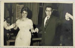 DÜĞÜNDE HALAY ÇEKEN GELİN VE GÖZLÜKLÜ DAMAT FOTOĞRAFI, ESER FOTOĞRAF STÜDYOSU,  ORİJİNAL SİYAH & BEYAZ, 14X9 EBADINDA - 1940'LAR, 1950'LER, 1960'LAR ve 1970'LER TÜRKİYE'SİNDEN NOSTALJİK DOĞUM GÜNÜ HEDİYESİ