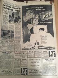 HÜRRİYET GAZETESİ 21 EKİM 1966 YIL :19 SAYI :6638---Feci bir trafik kazası Almanya dan gelmekte olan :9 Kişilik aileden 7 si öldü --Dışişleri teşkilatında büyük değişiklik var --Rumca okuma kitapları toplattırıldı --Ortanın Solu yüzünden delegeler  yine birbirine girdi ---Güney bölgesi hudutlarımızda yığınak yapıyoruz --Dansözlerin annesi kırık bir bardakla pavyon idarecilerine  hücum etti ---Suriyelilerin giriş ve çıkış da yasaklandı --Kabadayı Yaşar ile polis yaralandı --Kuveyt ,diğer Arap ülkelerin kalkınmasına yardım ediyor ---Fuar Göl Gazinosu : Perihan Altındağ Sözeri yi ,Gonca Gül ,İsmet Yazar , Beyhan Akıncı ---Beşiktaş ,Feriköy den çekiniyor --Enternasyonal atletizm yarışları bugün başlıyor ---Eskişehirliler ,Hacettepe ye çattı --Başbakan Demirel Afganistan a davet edildi ---Kürksüz kadın ,tam dişi değil---Asfalt Osman Sanayicilere :Sizin için alarm zilleri çalıyor dedi --Aksu : YTP nin politikası aynen devam edecek --