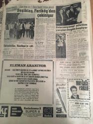 HÜRRİYET GAZETESİ 21 EKİM 1966 YIL :19 SAYI :6638---Feci bir trafik kazası Almanya dan gelmekte olan :9 Kişilik aileden 7 si öldü --Dışişleri teşkilatında büyük değişiklik var --Rumca okuma kitapları toplattırıldı --Ortanın Solu yüzünden delegeler  yine birbirine girdi ---Güney bölgesi hudutlarımızda yığınak yapıyoruz --Dansözlerin annesi kırık bir bardakla pavyon idarecilerine  hücum etti ---Suriyelilerin giriş ve çıkış da yasaklandı --Kabadayı Yaşar ile polis yaralandı --Kuveyt ,diğer Arap ülkelerin kalkınmasına yardım ediyor ---Fuar Göl Gazinosu : Perihan Altındağ Sözeri yi ,Gonca Gül ,İsmet Yazar , Beyhan Akıncı ---Beşiktaş ,Feriköy den çekiniyor --Enternasyonal atletizm yarışları bugün başlıyor ---Eskişehirliler ,Hacettepe ye çattı --Başbakan Demirel Afganistan a davet edildi ---Kürksüz kadın ,tam dişi değil---Asfalt Osman Sanayicilere :Sizin için alarm zilleri çalıyor dedi --Aksu : YTP nin politikası aynen devam edecek --
