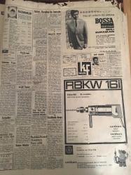 HÜRRİYET GAZETESİ 21 EKİM 1966 YIL :19 SAYI :6638---Feci bir trafik kazası Almanya dan gelmekte olan :9 Kişilik aileden 7 si öldü --Dışişleri teşkilatında büyük değişiklik var --Rumca okuma kitapları toplattırıldı --Ortanın Solu yüzünden delegeler  yine birbirine girdi ---Güney bölgesi hudutlarımızda yığınak yapıyoruz --Dansözlerin annesi kırık bir bardakla pavyon idarecilerine  hücum etti ---Suriyelilerin giriş ve çıkış da yasaklandı --Kabadayı Yaşar ile polis yaralandı --Kuveyt ,diğer Arap ülkelerin kalkınmasına yardım ediyor ---Fuar Göl Gazinosu : Perihan Altındağ Sözeri yi ,Gonca Gül ,İsmet Yazar , Beyhan Akıncı ---Beşiktaş ,Feriköy den çekiniyor --Enternasyonal atletizm yarışları bugün başlıyor ---Eskişehirliler ,Hacettepe ye çattı --Başbakan Demirel Afganistan a davet edildi ---Kürksüz kadın ,tam dişi değil---Asfalt Osman Sanayicilere :Sizin için alarm zilleri çalıyor dedi --Aksu : YTP nin politikası aynen devam edecek --