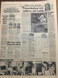 HÜRRİYET GAZETESİ 9 KASIM 1965 YIL :18 SAYI :6297--Çete reisi ,bir karakolun kaldırılması için Siirt Valisine ihtar Mektubu yolladı ---Üsler meselesi meclis te ağız  kavgası çıkardı --Rusya ,3 bin dolardan helikopter  teklif etti --55 Yaşındaki bir kadın ikiz doğurdu --İsim benzerliği yüzünden beş gün nezarette  kaldı --Üniversiteye giremeyen öğrencileri  zor durumda ---Kendine güvenen varsa gelip dükkanımı soysun --Celal Bayar ın  tahliye süresi 6 ay uzatıldı ---Önümüzdeki sene biraz üretim artacak ----Eski urbacı Moiz in oğlu Raul İzmir den gelin almağa geldi --Doğunun turistik Yakutiye Medresesi en kaz  yığını haline geldi --Fenerbahçe nin sadece adı kaldı --Fenerbahçe ümidini Nedim ve Selim e bağladı --Milli takım kafilesi 19 Kasım da gidiyor --Cephede çarpışan Vietnamlı cesur  kadını kocası öldürdü --Utanç Duvarı nın yerini alüminyum perde alıyor --İsveçli Açıkgöz Fizik öğretmeni yeni bir skandal ortaya çıkardı ---Moskova da bir at pazarı açıldı ---Toto da 13 maçı bir kişi bildi -